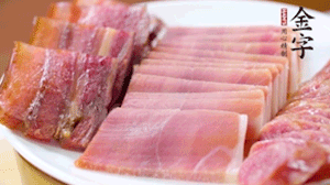 擺盤后鋪上老豆腐，淋點(diǎn)料酒，灑點(diǎn)白糖上鍋蒸20分鐘。
