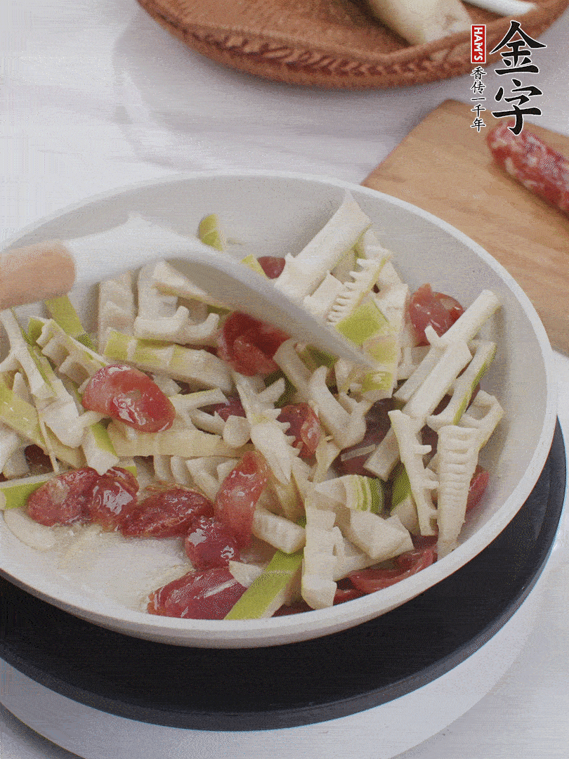 下春筍翻炒均勻，一小撮鹽調味。