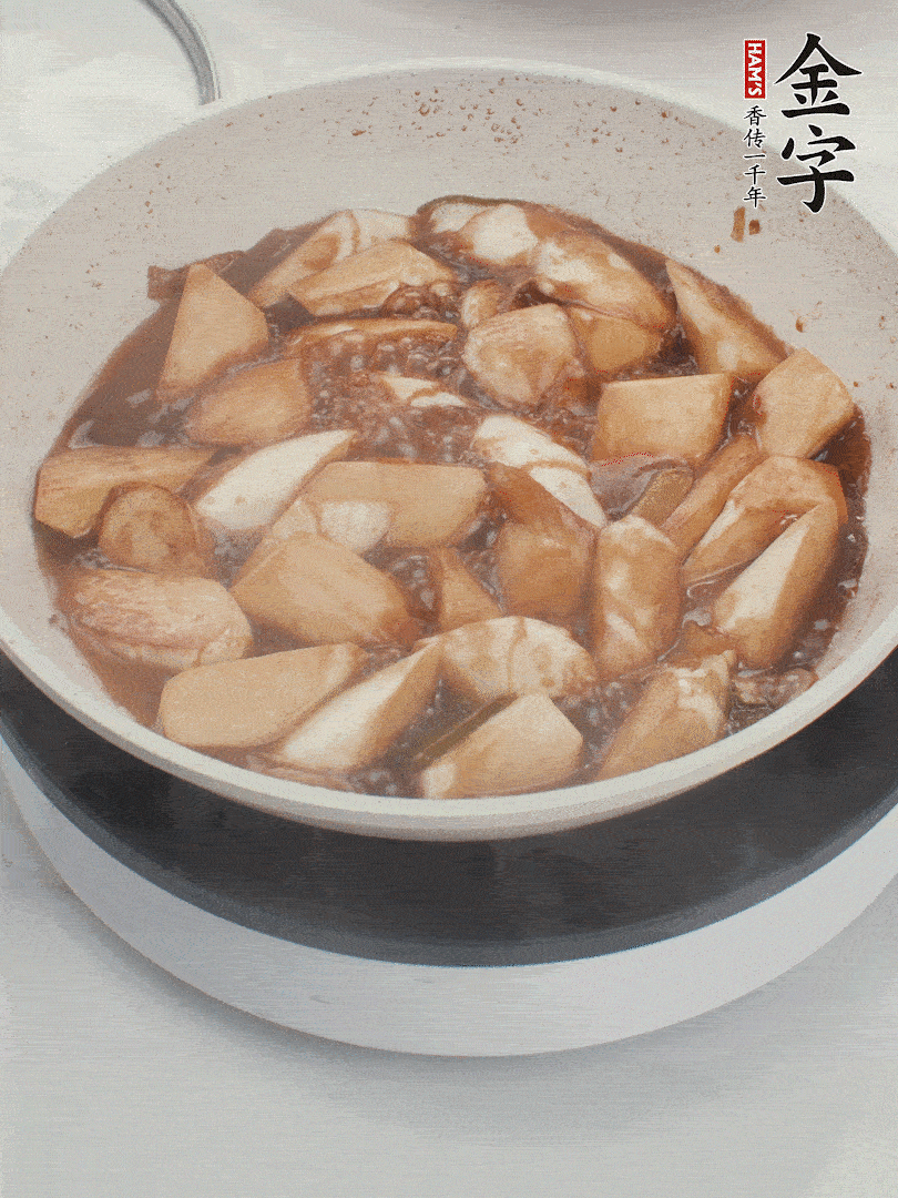 待茭白煸到微微發黃加入調好的味汁翻炒。加一小碗清水蓋蓋子燜3-4分鐘。