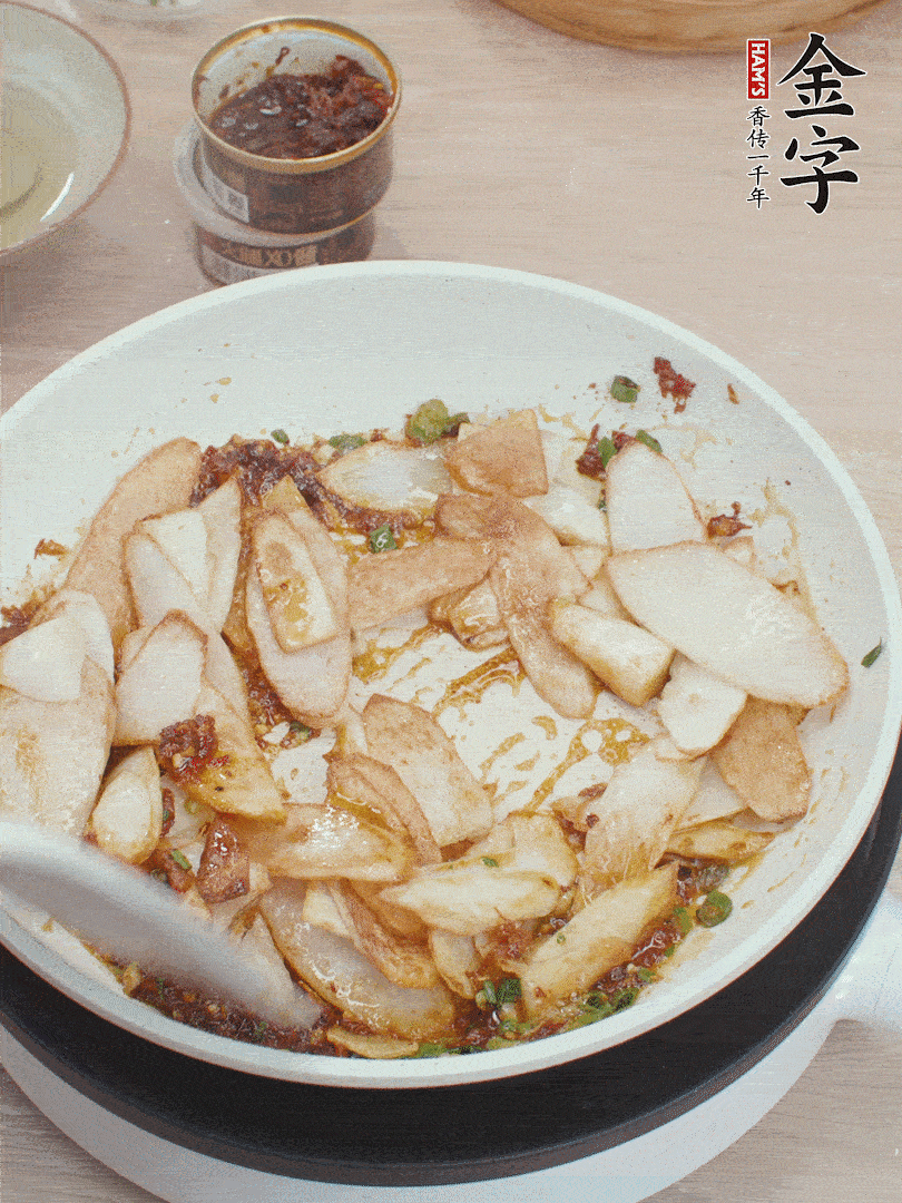 下山藥炒勻，撒蔥花。