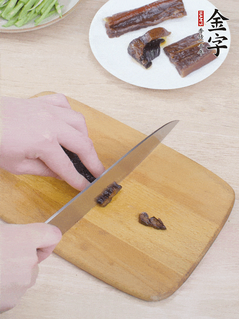 提前煮好的金字醬油肉切片。
