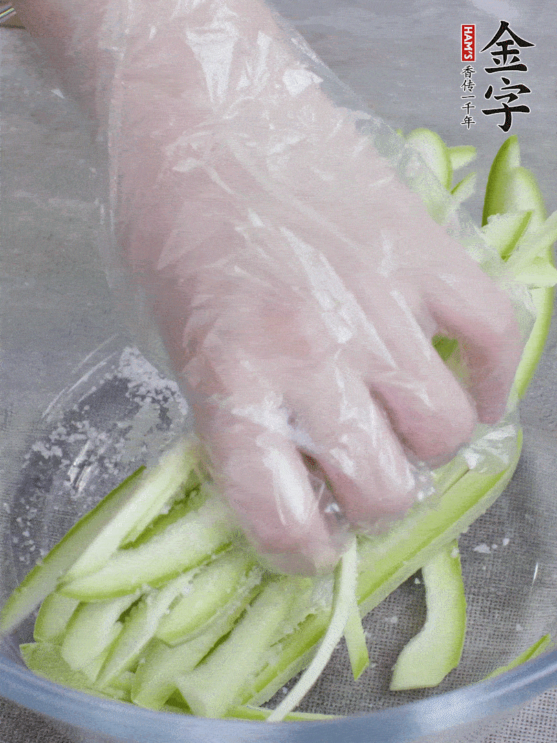 加鹽腌制15分鐘，清洗后擠干水份。
