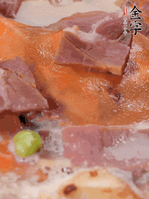放適量料酒、清水煮到沸騰，再下蟹塊燜煮8分鐘。