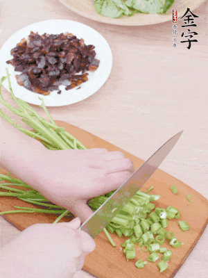 空心菜摘掉葉子，菜梗切成丁。