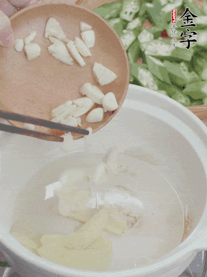 砂煲熱油，姜蒜、辣椒煸香。