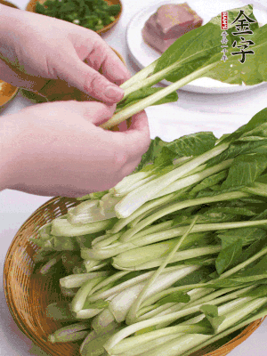 小青菜掰成一片片。