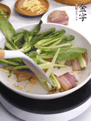 下小青菜翻炒，菜梆子變軟時，撒一點鹽、雞精調味。
