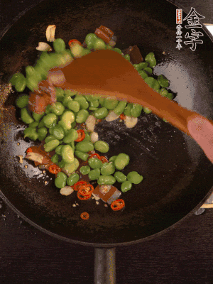 再下蠶豆煸炒，加1勺料酒調(diào)味。