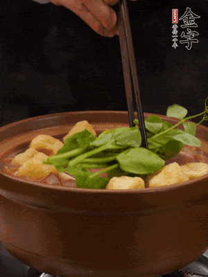 加筒骨煲的經典配菜：金字土香腸、油豆腐、千張蓋上蓋子燜一會兒，耐心等候10分鐘。