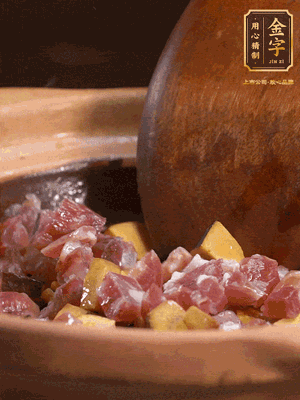熱油下蒜片，倒入香腸丁、牛肝菌丁翻炒出香味