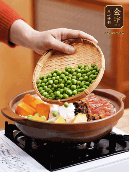 再鋪上臘腸、醬油肉、豌豆，小火煲6分鐘